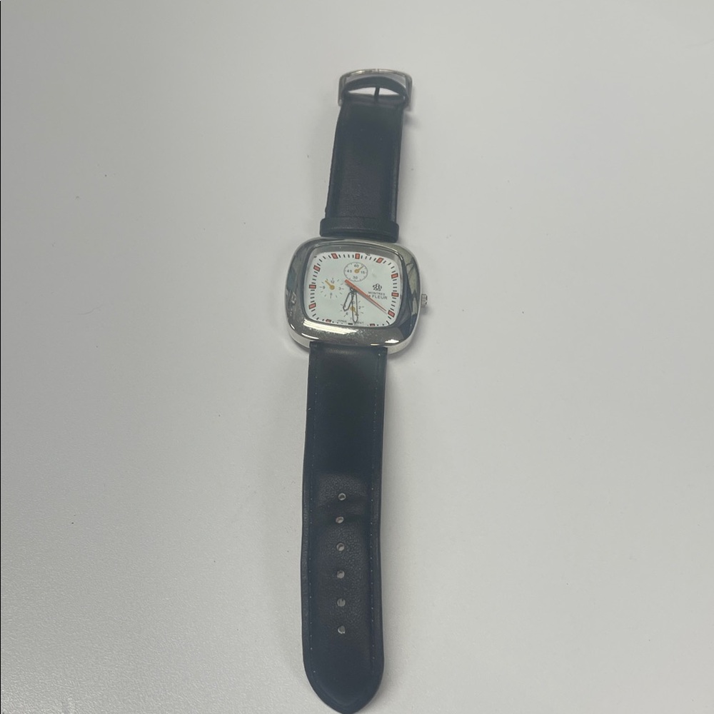 Montres de Fleur Black Leather Strap Silher Face Watch